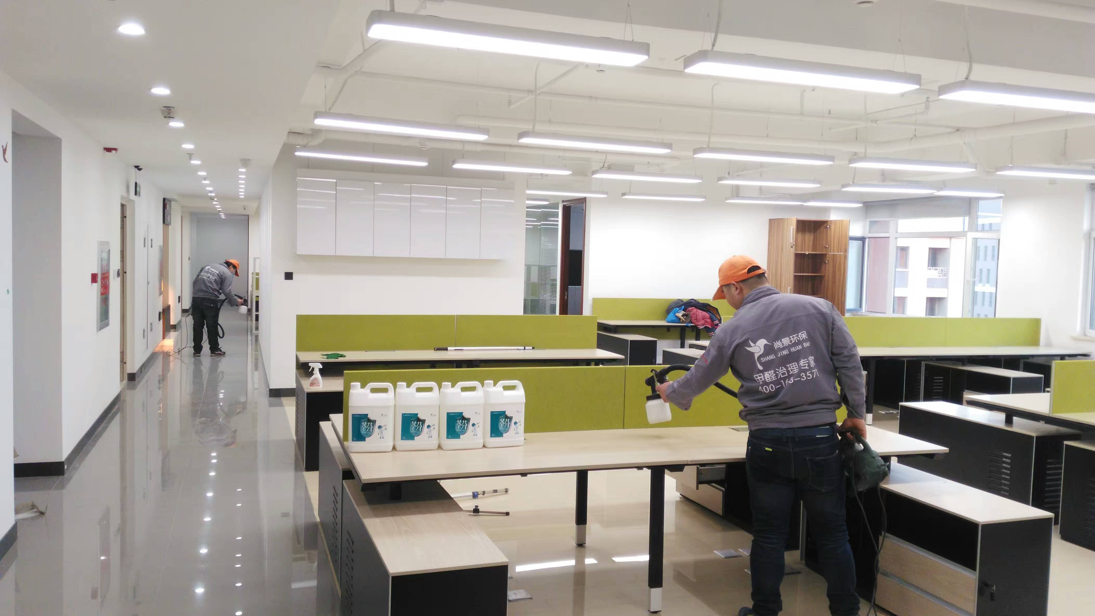 首創置業地產辦公桌施工