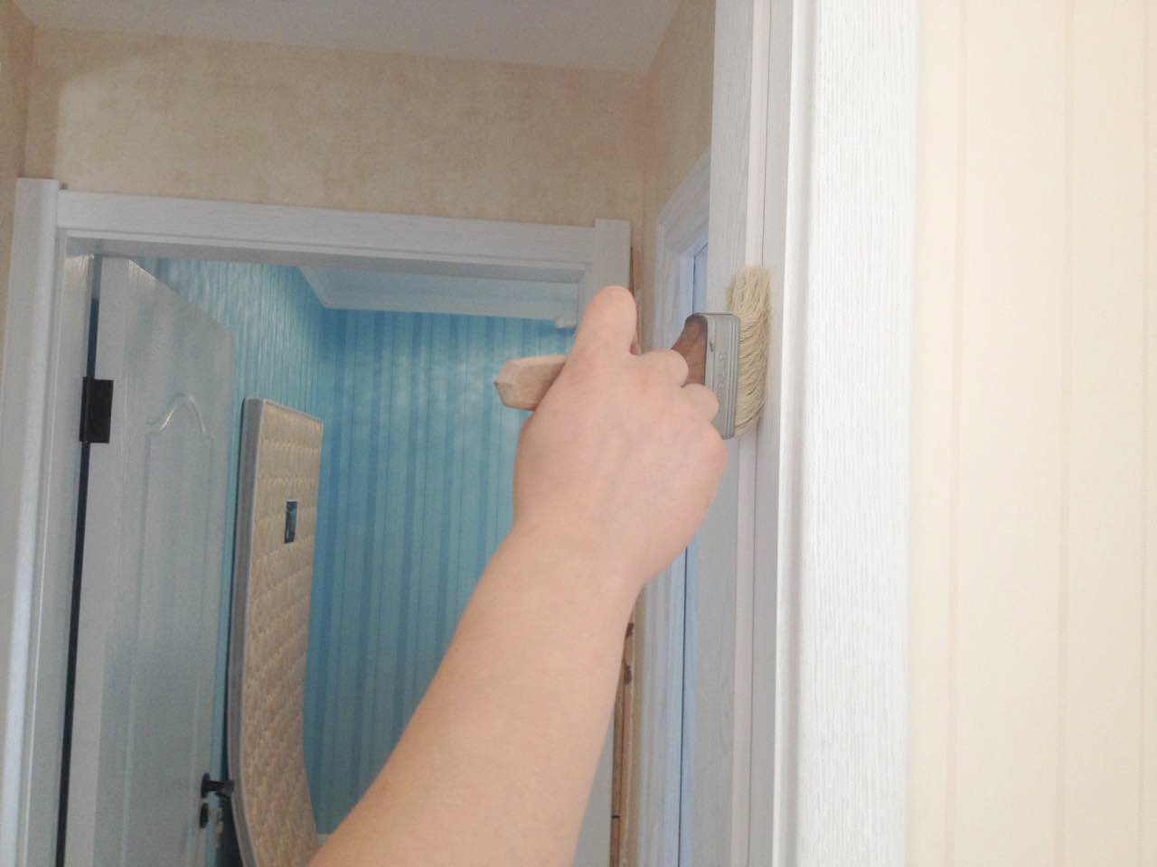 木門(mén)縫隙處涂刷精細(xì)施工