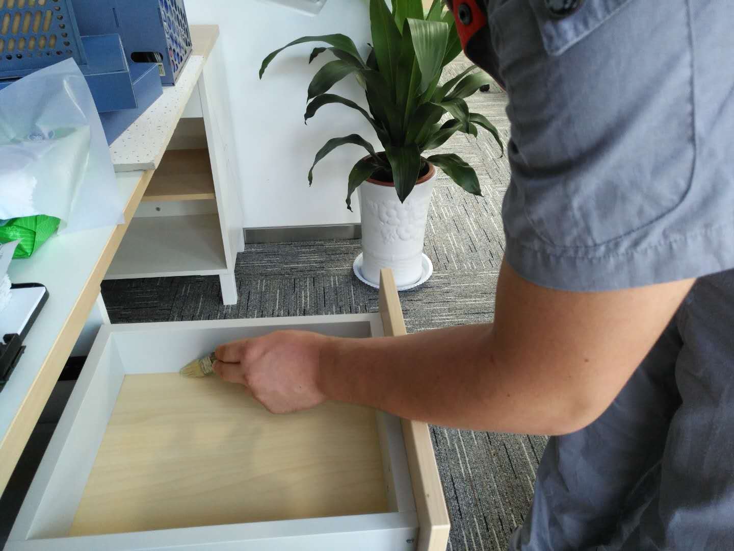 柜子抽屜縫隙刷子精細(xì)化處理 柜子抽屜縫隙刷子精細(xì)化處理