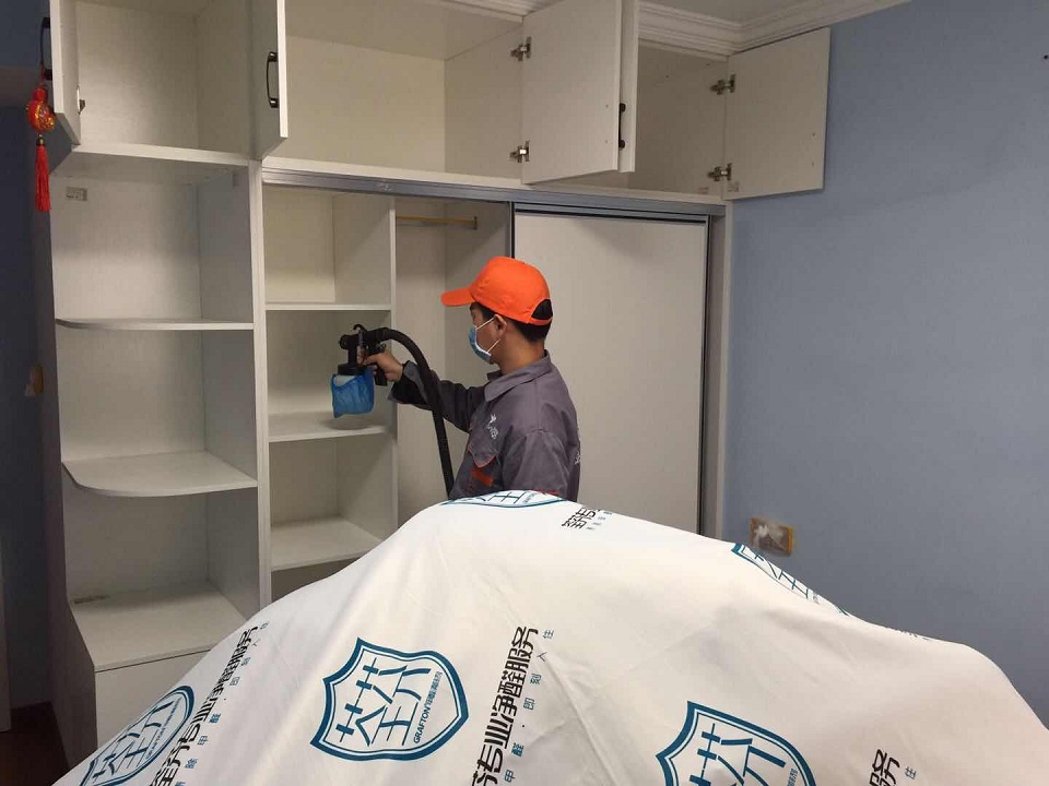 臥室衣柜甲醛治理施工中 臥室衣柜甲醛治理施工中