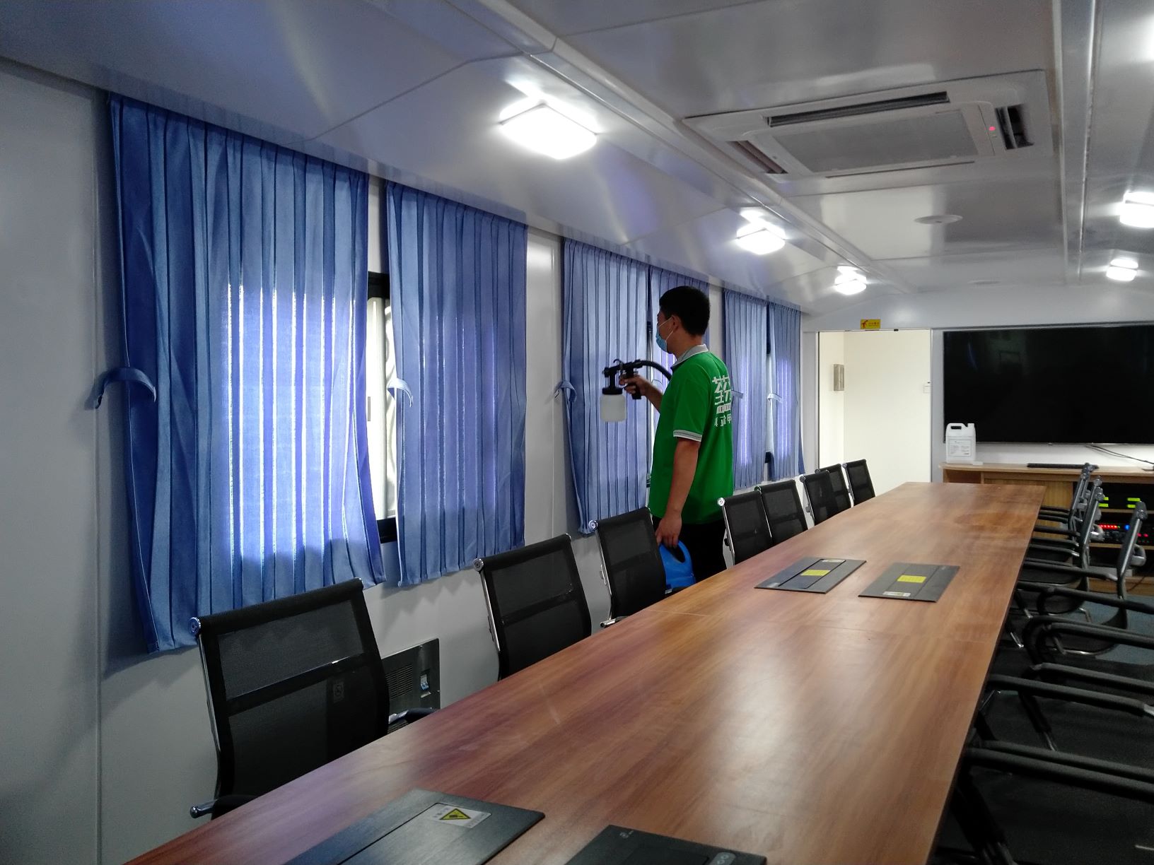 車內(nèi)會議室窗簾桌椅全方位施工 車內(nèi)會議室窗簾桌椅全方位施工