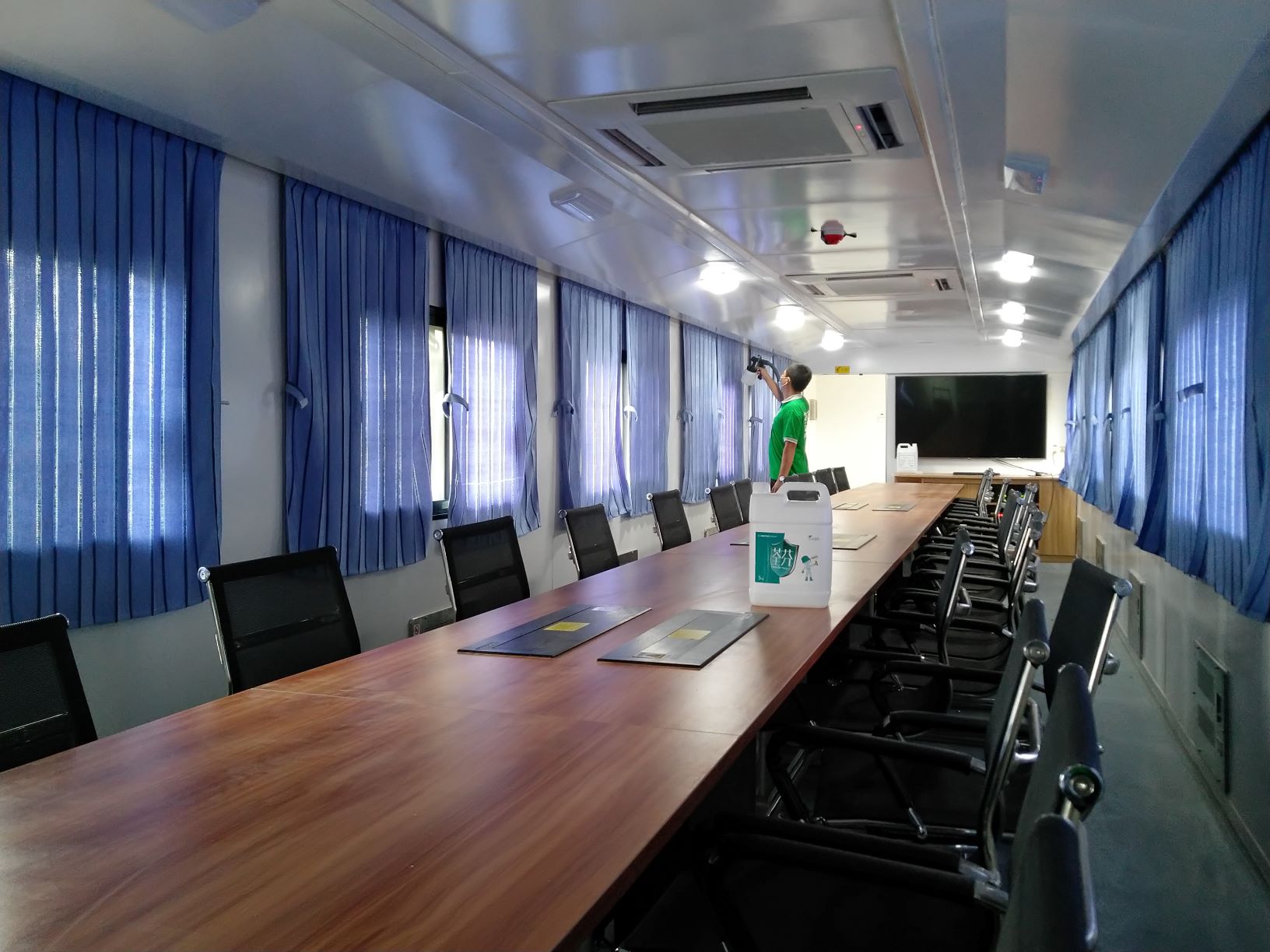 車內(nèi)會議室窗簾桌椅全方位施工 車內(nèi)會議室窗簾桌椅全方位施工