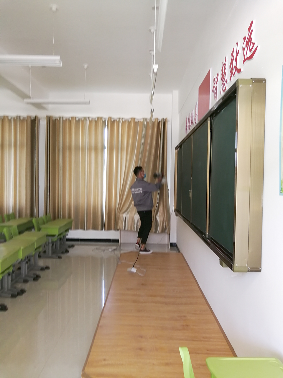 教室窗簾墻面噴涂施工治理 教室窗簾墻面噴涂施工治理