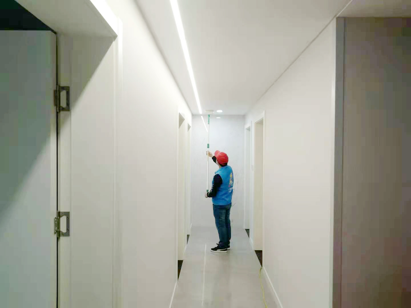 客廳頂面滾筒施工吸附甲醛 客廳頂面滾筒施工吸附甲醛